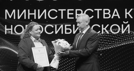 Благодарность министра культуры Российской Федерации «За большой вклад в развитие культуры и многолетнюю плодотворную работу» объявлена актрисе театра «На левом берегу» Татьяне Шуликовой. Награду вручил лично губернатор Новосибирской области Андрей Травников. Фото: nso.ru
