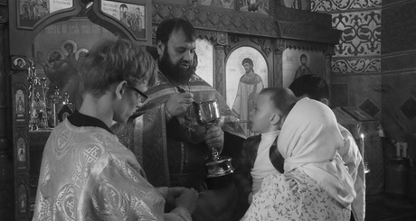 Причащение за Божественной литургией в день Покрова Пресвятой Богородицы в храме во имя святого апостола и евангелиста Луки в городе Купино. Фото из архива Храма