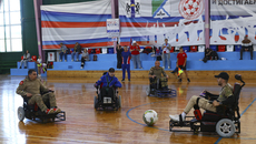 ПОДА-футбол — неожиданно зрелищный адаптивный вид спорта, где, как и в обычном, разгораются нешуточные страсти. Игроки толкают мяч весом 1,1 кг корпусами электроколясок. Прорывом стало предоставление в распоряжение игроков двух спортивных залов благодаря поддержке инициативы со стороны министерства физкультуры и спорта Новосибирской области, Российского футбольного сою­за, а также департамента по социальной политике мэрии Новосибирска. Сейчас команды тренируются раз в неделю, но в скором времени количество занятий должно удвоиться. 
Фото предоставлено Анной Мигаль