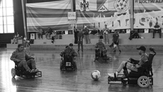 ПОДА-футбол — неожиданно зрелищный адаптивный вид спорта, где, как и в обычном, разгораются нешуточные страсти. Игроки толкают мяч весом 1,1 кг корпусами электроколясок. Прорывом стало предоставление в распоряжение игроков двух спортивных залов благодаря поддержке инициативы со стороны министерства физкультуры и спорта Новосибирской области, Российского футбольного сою­за, а также департамента по социальной политике мэрии Новосибирска. Сейчас команды тренируются раз в неделю, но в скором времени количество занятий должно удвоиться. 
Фото предоставлено Анной Мигаль