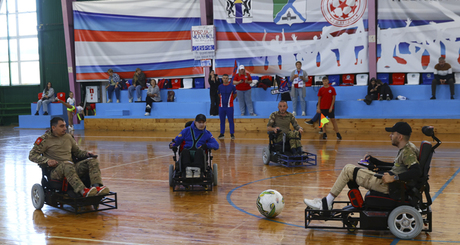 ПОДА-футбол — неожиданно зрелищный адаптивный вид спорта, где, как и в обычном, разгораются нешуточные страсти. Игроки толкают мяч весом 1,1 кг корпусами электроколясок. Прорывом стало предоставление в распоряжение игроков двух спортивных залов благодаря поддержке инициативы со стороны министерства физкультуры и спорта Новосибирской области, Российского футбольного союза, а также департамента по социальной политике мэрии Новосибирска. Сейчас команды тренируются раз в неделю, но в скором времени количество занятий должно удвоиться.
Фото предоставлено Анной Мигаль