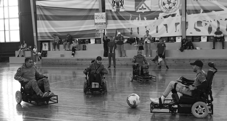 ПОДА-футбол — неожиданно зрелищный адаптивный вид спорта, где, как и в обычном, разгораются нешуточные страсти. Игроки толкают мяч весом 1,1 кг корпусами электроколясок. Прорывом стало предоставление в распоряжение игроков двух спортивных залов благодаря поддержке инициативы со стороны министерства физкультуры и спорта Новосибирской области, Российского футбольного союза, а также департамента по социальной политике мэрии Новосибирска. Сейчас команды тренируются раз в неделю, но в скором времени количество занятий должно удвоиться.
Фото предоставлено Анной Мигаль