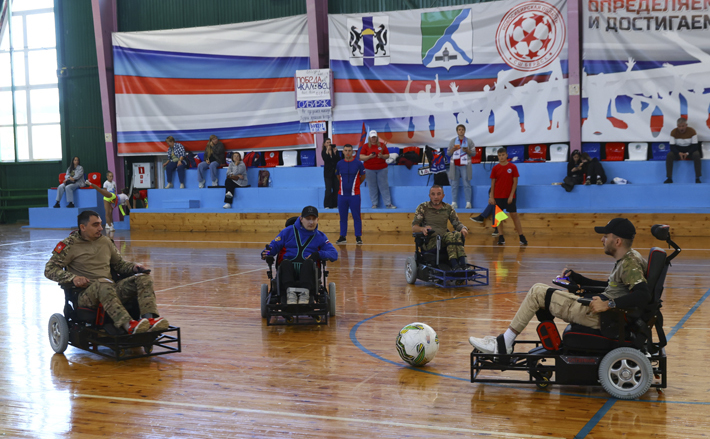 ПОДА-футбол — неожиданно зрелищный адаптивный вид спорта, где, как и в обычном, разгораются нешуточные страсти. Игроки толкают мяч весом 1,1 кг корпусами электроколясок. Прорывом стало предоставление в распоряжение игроков двух спортивных залов благодаря поддержке инициативы со стороны министерства физкультуры и спорта Новосибирской области, Российского футбольного сою­за, а также департамента по социальной политике мэрии Новосибирска. Сейчас команды тренируются раз в неделю, но в скором времени количество занятий должно удвоиться. 
Фото предоставлено Анной Мигаль