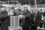 Глава региона с интересом осмотрел выставку «Стройсиба». Фото: Андрей Заржецкий
