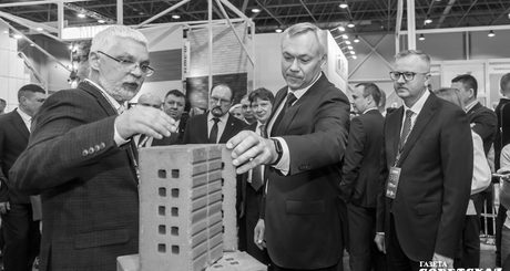 Глава региона с интересом осмотрел выставку «Стройсиба». Фото: Андрей Заржецкий