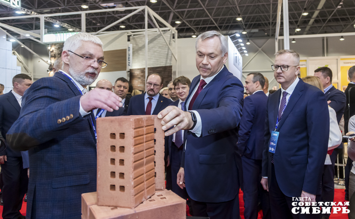 Глава региона с интересом осмотрел выставку «Стройсиба». Фото: Андрей Заржецкий