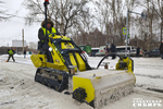 Хорошее «эхо» декабря: вчера в Кировском районе показали, как работает новая малогабаритная машина, которую производят в Новосибирске: агрегат со сменным оборудованием способен зимой скалывать лед, а летом — косить траву. Технику в декабре 2025-го представили районным администрациям и ДЭУ. Кировская приобрела. Теперь «Макстем» чистит, в частности, остановки. Фото: Андрей Заржецкий
