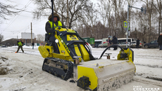 Хорошее «эхо» декабря: вчера в Кировском районе показали, как работает новая малогабаритная машина, которую производят в Новосибирске: агрегат со сменным оборудованием способен зимой скалывать лед, а летом — косить траву. Технику в декабре 2025-го представили районным администрациям и ДЭУ. Кировская приобрела. Теперь «Макстем» чистит, в частности, остановки. Фото: Андрей Заржецкий