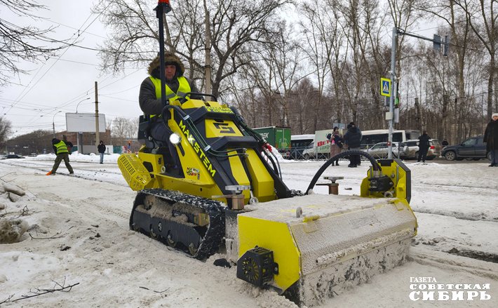 Хорошее «эхо» декабря: вчера в Кировском районе показали, как работает новая малогабаритная машина, которую производят в Новосибирске: агрегат со сменным оборудованием способен зимой скалывать лед, а летом — косить траву. Технику в декабре 2025-го представили районным администрациям и ДЭУ. Кировская приобрела. Теперь «Макстем» чистит, в частности, остановки. Фото: Андрей Заржецкий