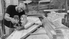 «Так делается каждая ступенька, шлифуется», — объясняет Михаил за работой над крыльцом. Фото: Светлана Фролова