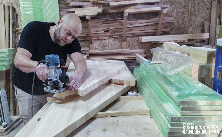 «Так делается каждая ступенька, шлифуется», — объясняет Михаил за работой над крыльцом. Фото: Светлана Фролова