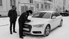 Если долгое время не исполнять обязательства по отношению к собственному ребенку, можно запросто лишиться дорогого авто — его продадут с торгов, а деньги пойдут в счет долга. Кстати, его уплата не освобождает от дальнейшей выплаты алиментов. Изображение сгенерировано нейросетью gemini-2.5-flash (nano-banana-pro)