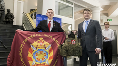 Герой России Егор Захаров передал в музейный фонд флаг НВВКУ и боевой бронежилет. Фото: Андрей Заржецкий