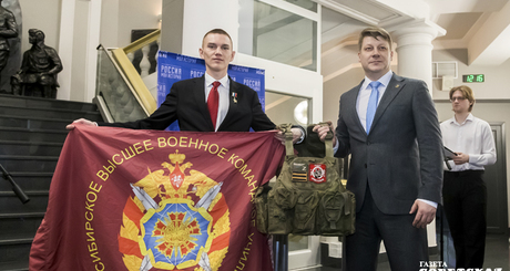 Герой России Егор Захаров передал в музейный фонд флаг НВВКУ и боевой бронежилет. Фото: Андрей Заржецкий