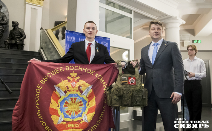 Герой России Егор Захаров передал в музейный фонд флаг НВВКУ и боевой бронежилет. Фото: Андрей Заржецкий