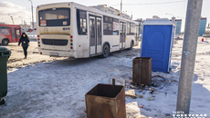 Конечная автобуса «№39» выглядит, как и многие прочие, неуютно и неустроенно. Но здесь хотя бы есть туалетная кабинка. Фото: Андрей Заржецкий 