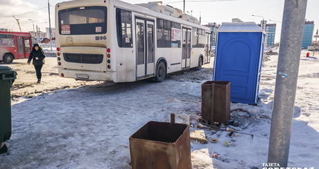 Конечная автобуса «№39» выглядит, как и многие прочие, неуютно и неустроенно. Но здесь хотя бы есть туалетная кабинка. Фото: Андрей Заржецкий 