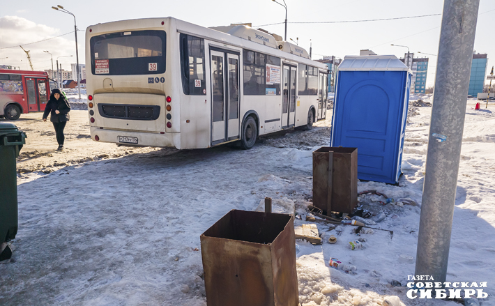 Конечная автобуса «№39» выглядит, как и многие прочие, неуютно и неустроенно. Но здесь хотя бы есть туалетная кабинка. Фото: Андрей Заржецкий 