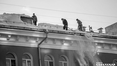 Куда жаловаться, если коммунальщики не справляются со своими обязанностями? Напомним: министерство ЖКХ и энергетики региона ранее сообщало о специально созданном сервисе «Госуслуги. Дом», куда можно отправлять фотографии нарушений и жалобы на бездействие УК. Если речь идет о муниципальных территориях, то обращение можно отправить через сервис «Госуслуги. Решаем вместе». Фото: Андрей Заржецкий