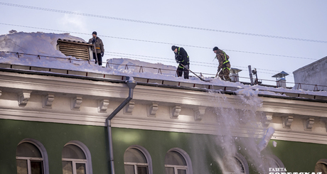 Куда жаловаться, если коммунальщики не справляются со своими обязанностями? Напомним: министерство ЖКХ и энергетики региона ранее сообщало о специально созданном сервисе «Госуслуги. Дом», куда можно отправлять фотографии нарушений и жалобы на бездействие УК. Если речь идет о муниципальных территориях, то обращение можно отправить через сервис «Госуслуги. Решаем вместе». Фото: Андрей Заржецкий