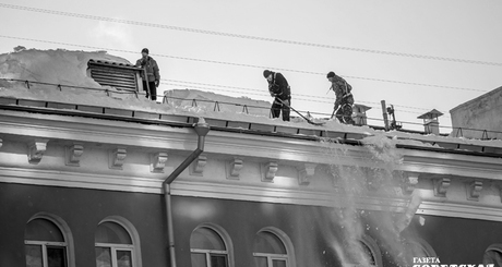 Куда жаловаться, если коммунальщики не справляются со своими обязанностями? Напомним: министерство ЖКХ и энергетики региона ранее сообщало о специально созданном сервисе «Госуслуги. Дом», куда можно отправлять фотографии нарушений и жалобы на бездействие УК. Если речь идет о муниципальных территориях, то обращение можно отправить через сервис «Госуслуги. Решаем вместе». Фото: Андрей Заржецкий