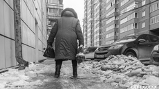 Этой зимой даже поход за продуктами превращается в настоящее испытание на ловкость, особенно для пенсионеров. Фото: Андрей Заржецкий