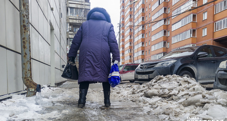 Этой зимой даже поход за продуктами превращается в настоящее испытание на ловкость, особенно для пенсионеров. Фото: Андрей Заржецкий