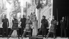 Артисты на концерте представили программу, воспевающую вековые традиции русского воинства: от побед на Чудском озере и Куликовом поле до взятия Берлина в 1945 году. Фото:  Андрей Заржецкий