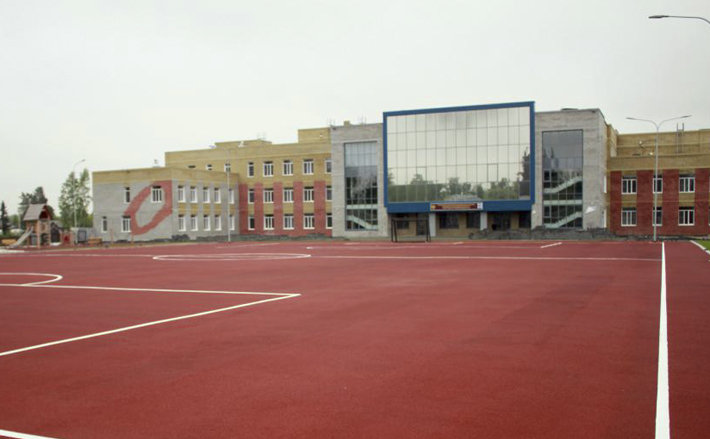 Новая современная Марусинская школа №24 в Новосибирском районе открыла двери 1 сентября 2025 года для 885 ребят. Здесь учатся дети из разных населенных пунктов, в том числе растущих коттеджных поселков. Фото: пресс-служба Законодательного собрания Новосибирской области 