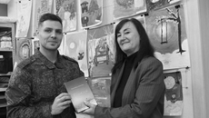 Журналисты первой газеты города «Бердские новости» (на фото Наталья Захарова — справа) и юнкоры пресс-центра «ПикНик» (ДК «Родина») одними из первых прочли книги участника СВО с позывным Пламя: «Мы очень ценим его доверие».  Фото: архив «Бердских новостей»