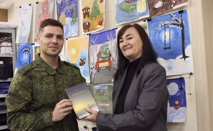 Журналисты первой газеты города «Бердские новости» (на фото Наталья Захарова — справа) и юнкоры пресс-центра «ПикНик» (ДК «Родина») одними из первых прочли книги участника СВО с позывным Пламя: «Мы очень ценим его доверие».  Фото: архив «Бердских новостей»