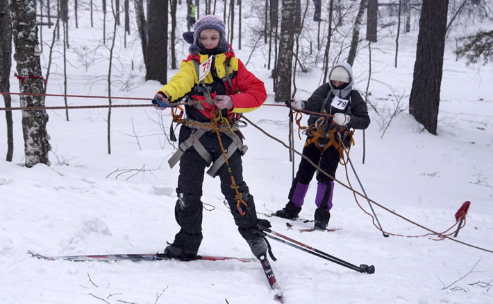 Мороз давил  –24, но на старт в тот день вышли даже восемь самых юных туристов — 5–7 лет. Фото: Предоставлено турклубом «Ирбис» ДДТ им. В. Дубинина