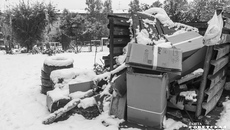 С 2022 по 2025 года наблюдается увеличение фактического объема образования ТКО. Прирост — более трех миллионов кубометров. При этом масса образующихся отходов остается на одном уровне: до миллиона тонн в год. То есть мусор стал более легким, но более объемным. Соответственно увеличивается количество рейсов мусоровозов, что влечет за собой увеличение стоимости транспортировки для регионального оператора и не может не сказаться на величине тарифов для потребителей услуги. Фото: Андрей Заржецкий