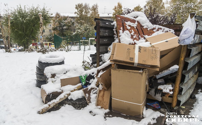 С 2022 по 2025 года наблюдается увеличение фактического объема образования ТКО. Прирост — более трех миллионов кубометров. При этом масса образующихся отходов остается на одном уровне: до миллиона тонн в год. То есть мусор стал более легким, но более объемным. Соответственно увеличивается количество рейсов мусоровозов, что влечет за собой увеличение стоимости транспортировки для регионального оператора и не может не сказаться на величине тарифов для потребителей услуги. Фото: Андрей Заржецкий