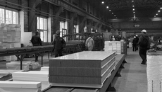 Новосибирский завод сэндвич-панелей недавно запустил новую автоматизированную производственную линию, которую разработали и собрали специалисты предприятия. Фото: пресс-служба правительства Новосибирской области