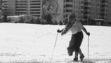 Смельчаки в одних купальниках на скорость преодолевали сложную дистанцию: сначала лыжный круг по озеру, затем бег и ледяной финиш в проруби. Фото: Алина Кухмарь