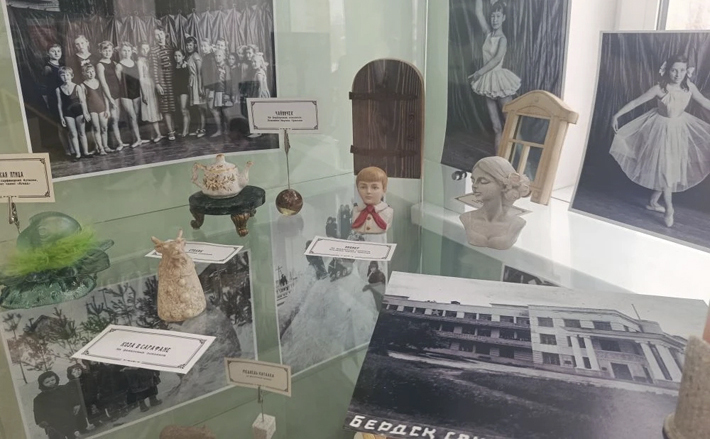 На выставке представлены изделия, созданные, в основном, из осколков посуды и бутылок. Она открылась 3 марта и в течение месяца будет принимать гостей. А потом поедет дальше — график расписан на год. Фото: Елена Иванова