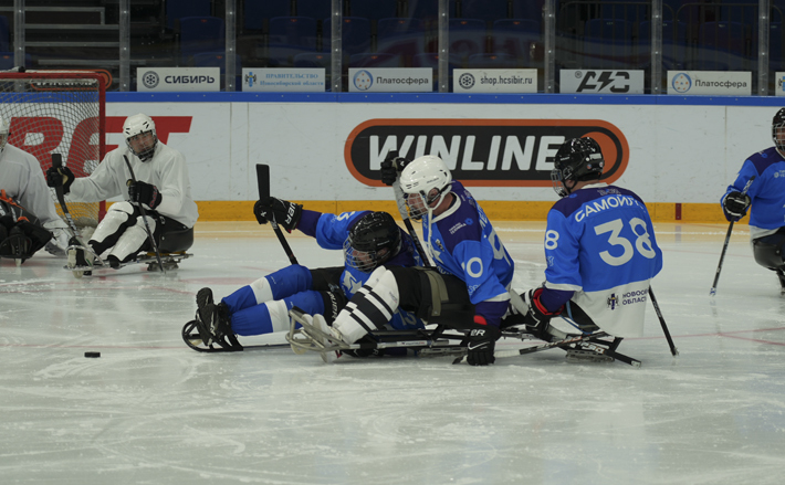 Суровый бой ведет ледовая дружина — команда «Космос» приступила к тренировкам. Раньше эти ребята сражались на фронте, а теперь осваивают тонкости самой мужской игры — хоккея. Фото: пресс-служба правительства Новосибирской области