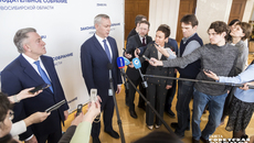 Губернатор Андрей Травников: на территории области выполняются строгие, но абсолютно необходимые ветеринарные меры для предотвращения распространения заболевания и нанесения большого ущерба для сферы животноводства нашего региона. Все мероприятия реализуются в соответствии с ветеринарными правилами и нормативными актами РФ, а также в соответствии с принятыми дополнительными мерами социальной поддержки. Фото: Андрей Заржецкий