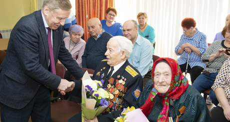 Владимир Иванович Панарин в Доме ветеранов поздравляет Виктора Ивановича Фролова, ветерана Второго Белорусского фронта с вручением юбилейной медали «80 лет Победы в Великой Отечественной войне 1941—1945 годов». Фото: архив новосибирского областного совета ветеранов