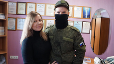 Оксана Солодовникова с супругом Романом в редакции газеты «Бердские новости», 2023 года. Фото: Наталия Захарова