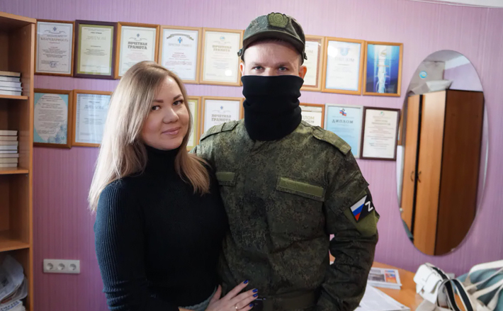 Оксана Солодовникова с супругом Романом в редакции газеты «Бердские новости», 2023 года. Фото: Наталия Захарова