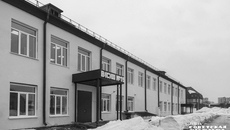 В здании уже установлена новая мебель, интерактивные доски. Что касается цветового решения каждого класса — по словам директора, решение принимали совместно с подрядчиком. Фото: Андрей Заржецкий