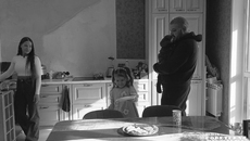 В многодетной семье Волобуевых все принято делать вместе — мама Анна напекла вкусных блинчиков, а дочка Василиса помогает накрыть на стол. Фото: Инна Волошина