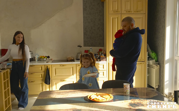 В многодетной семье Волобуевых все принято делать вместе — мама Анна напекла вкусных блинчиков, а дочка Василиса помогает накрыть на стол. Фото: Инна Волошина