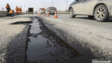 Чтобы заделать такую маленькую ямку, нужно целых две тонны асфальта. Стоимость такой заплатки — порядка 15 тысяч рублей. Фото: Алина Кухмарь