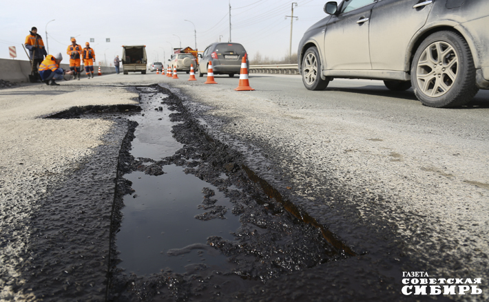Чтобы заделать такую маленькую ямку, нужно целых две тонны асфальта. Стоимость такой заплатки — порядка 15 тысяч рублей. Фото: Алина Кухмарь