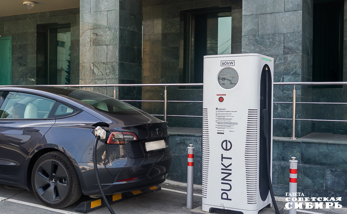 Сегодня зарядные электрические «колонки» есть уже во многих новых микрорайонах. Фото: Андрей Заржецкий 