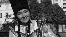 Айяна Шинжина в сценическом костюме во время гастролей во Франции. Фото: Леонид Иркитов / предоставлено Айяной Шинжиной