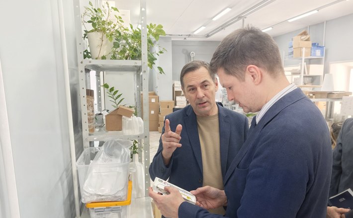 Директор «Рэлсиба» Игорь Ландочкин рассказал министру науки и инновационной политики региона Вадиму Васильеву о перспективных разработках предприятия. Фото: предоставлено пресс-службой министерства науки и инновационной политики Новосибирской области